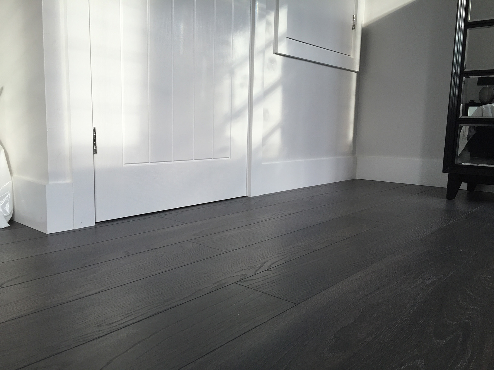 New square edge MDF skirting boards fitted alongside laminate floor